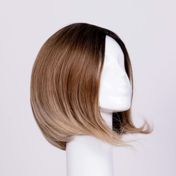 a short wig on a mannequin head